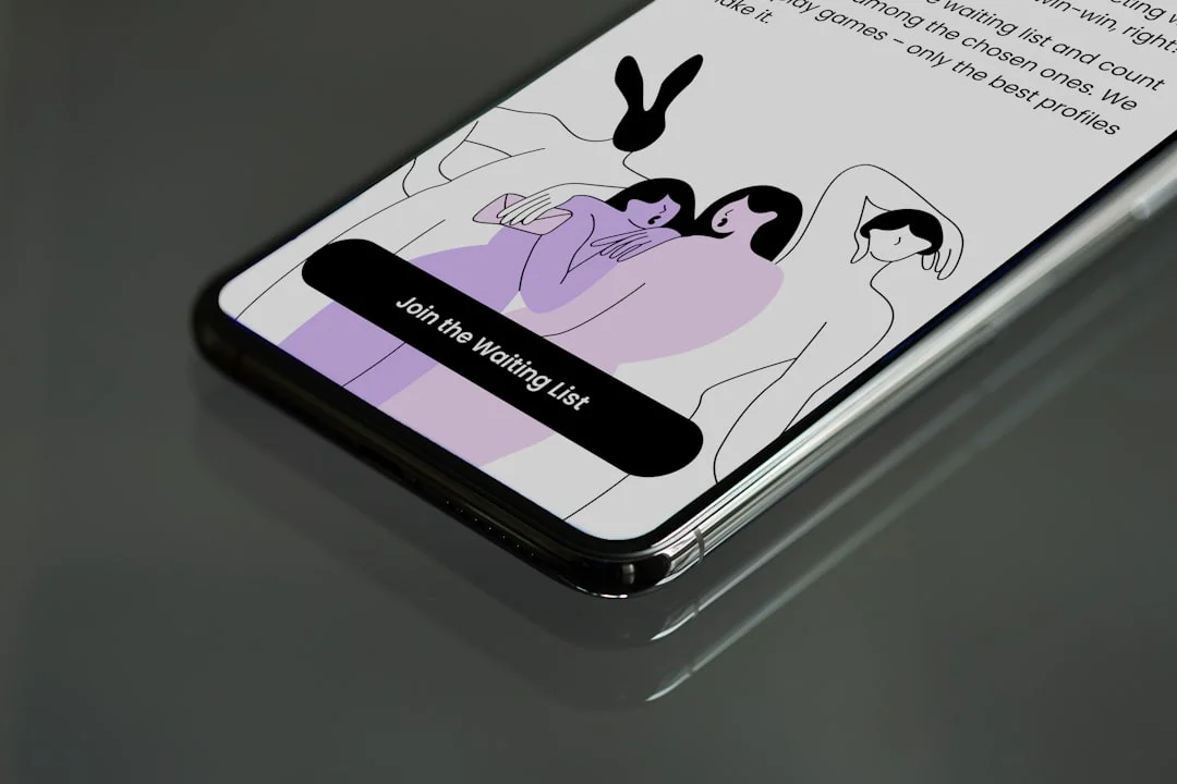 女性使用手機婚戀應用程式的畫面