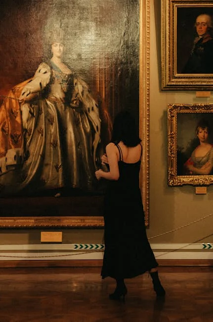 兩個人一起參觀美術館，站在藝術作品前認真欣賞並討論