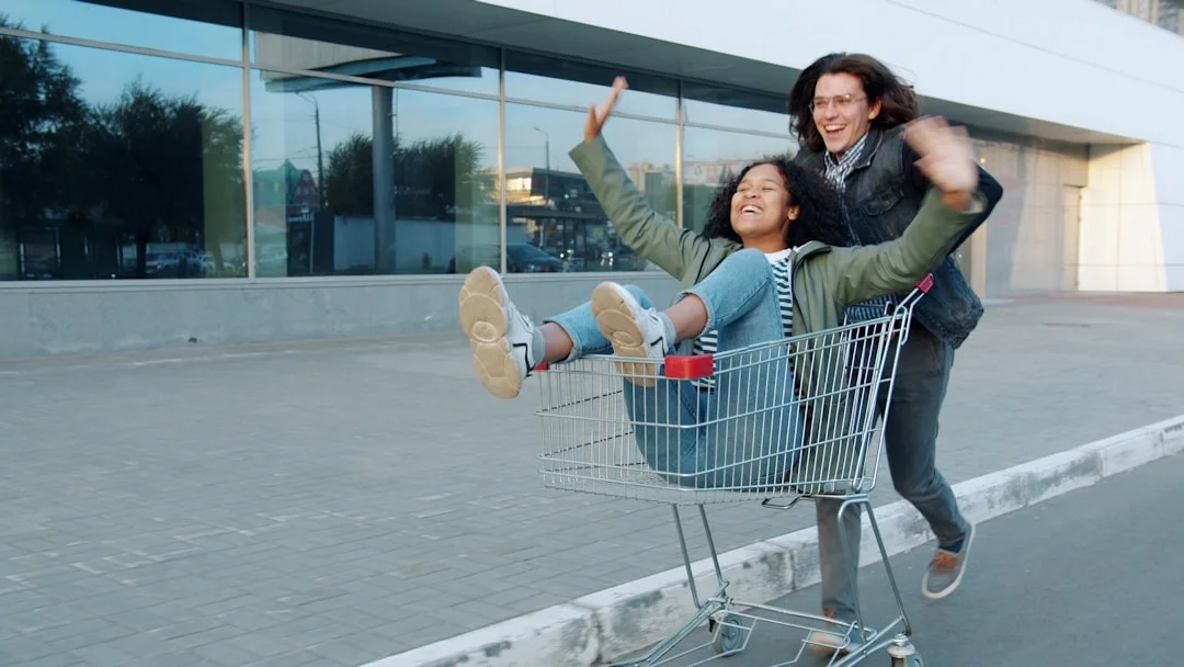 情侶一起逛街購物的快樂時光