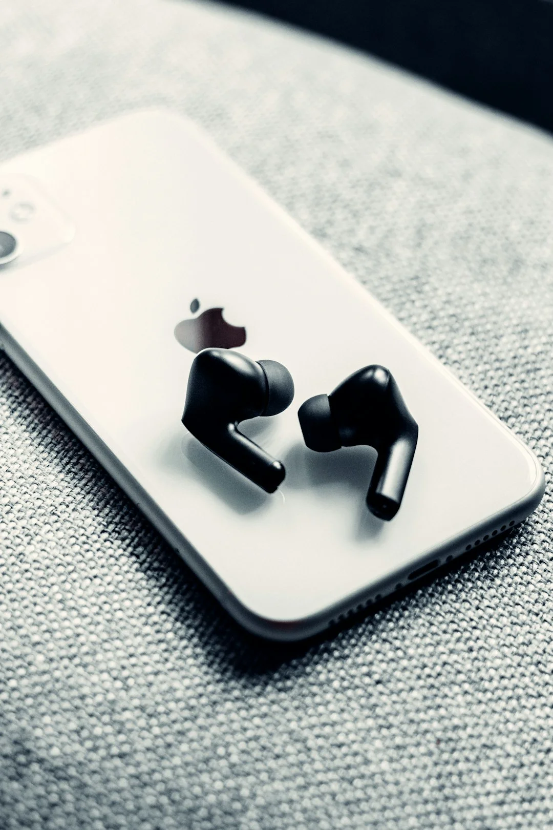 音樂愛好者分享耳機一起欣賞音樂的甜蜜時刻