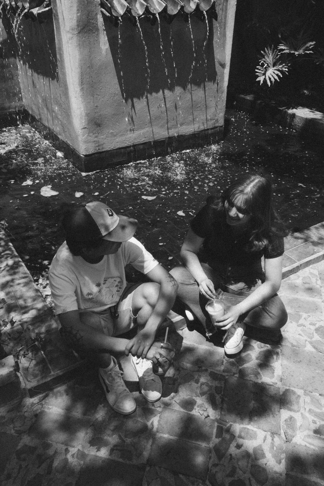 朋友在咖啡廳愉快交談