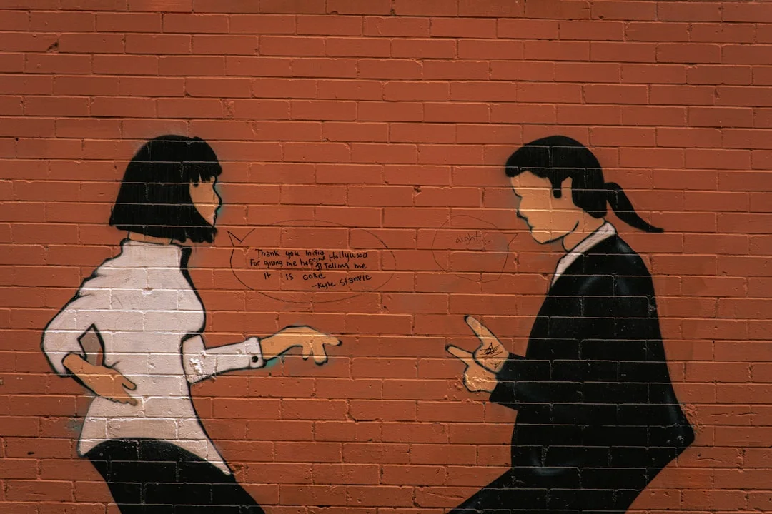 一對情侶在爭吵後試圖和解的場景