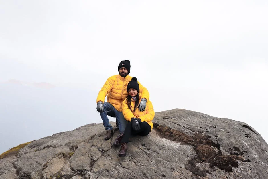 情侶一起戶外攀岩冒險