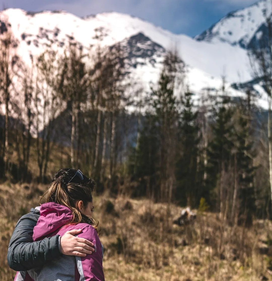 情侶在山區步道健行的約會場景