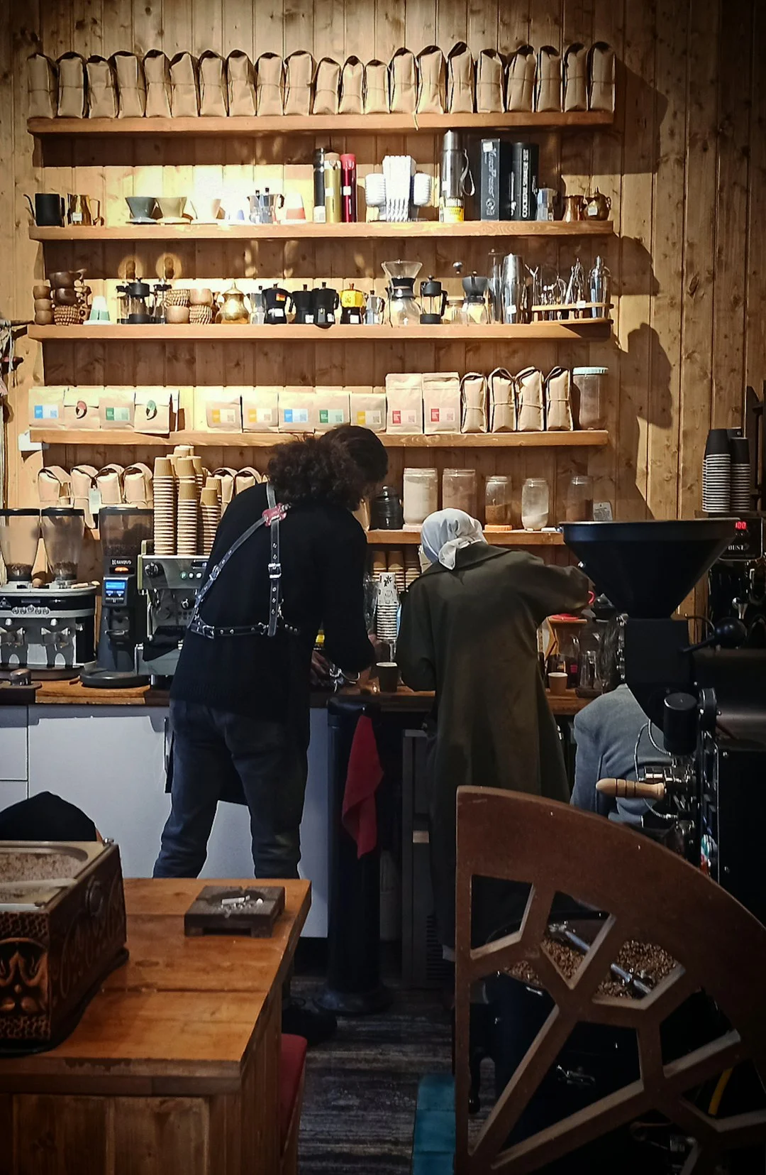 咖啡廳中的深度對話場景