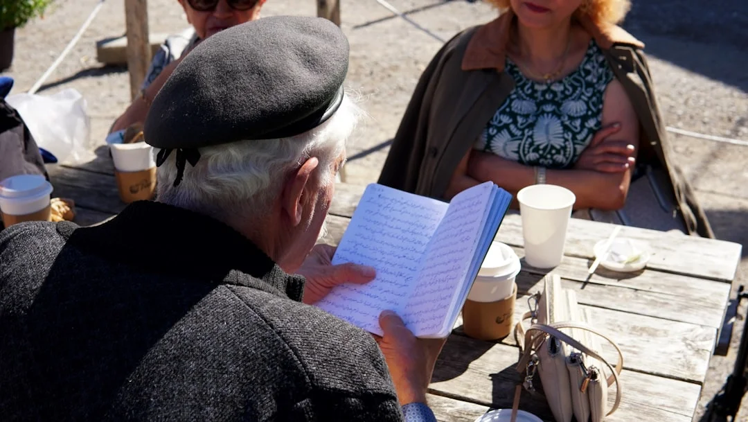 文青在咖啡廳閱讀交流的溫馨場景