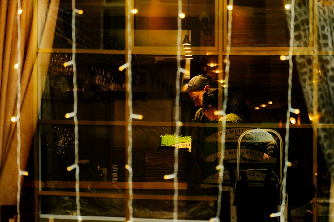 一對情侶在餐廳享受浪漫用餐時光