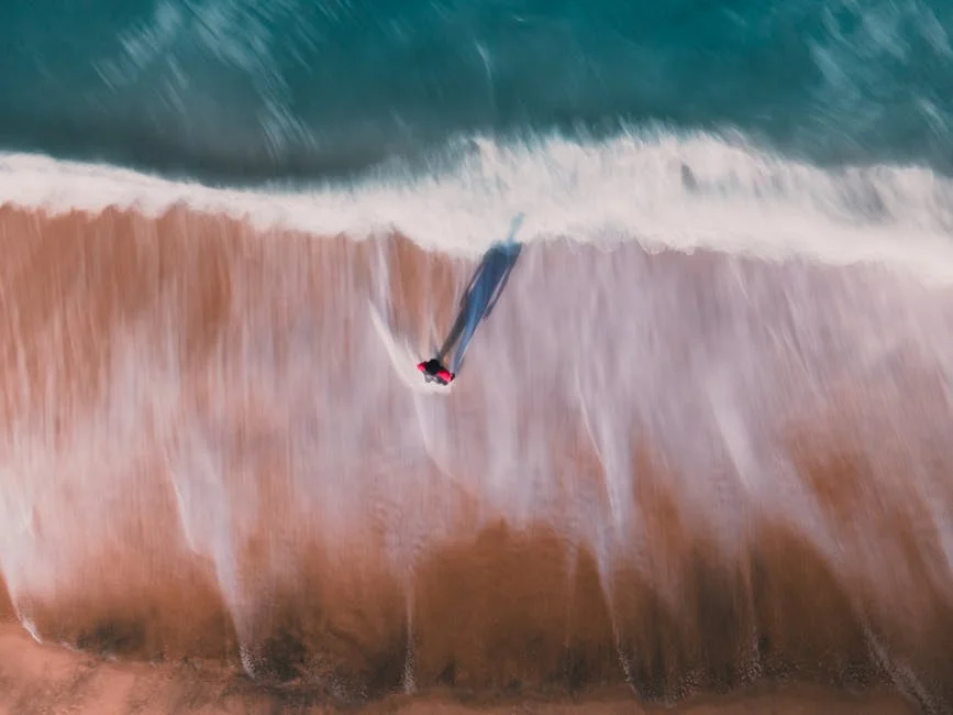 獨自冥想的女性，展現內在平靜與自我探索