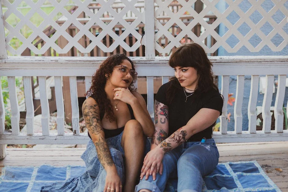 兩個人愉快聊天對話