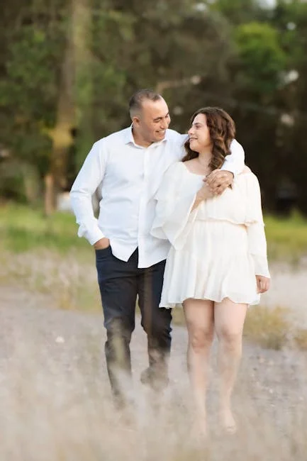 一對快樂的情侶手牽手在海邊散步